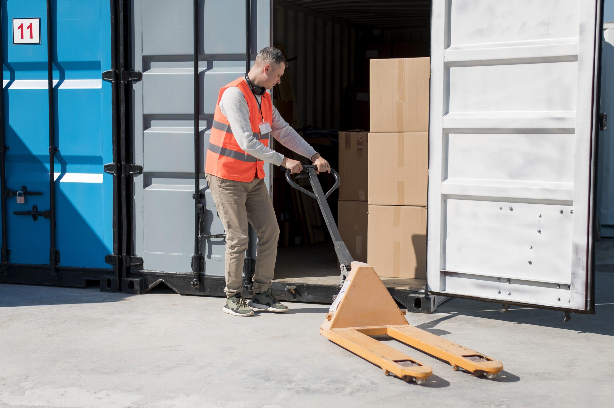 Home - Türkçe 14 Full shot man carrying pallet truck scaled